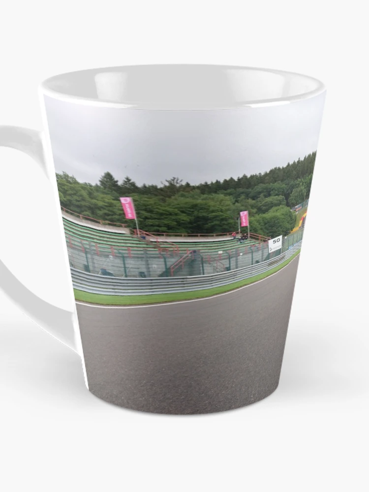 Aperçu 3 sur 4. Mug à café avec l'œuvre SPA Racetrack créée et vendue par RostigerNagel.