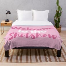 Willkommen im Shitshow Dorm Decor Fleecedecke