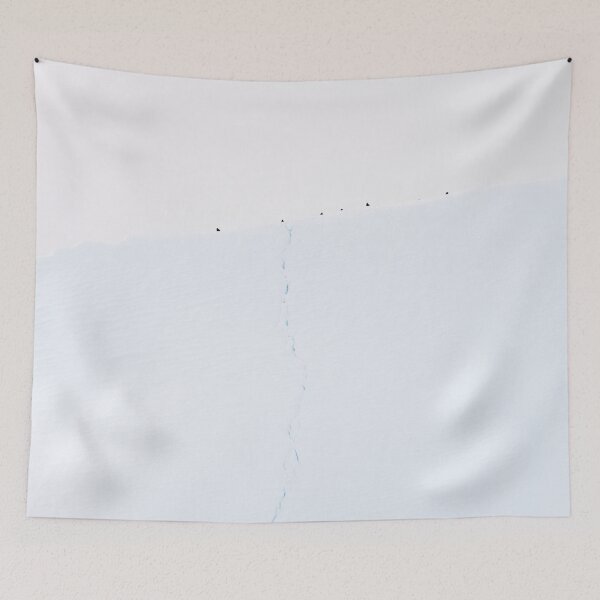 Artikelvorschau, Raben auf der Eiswand – Minimalistische Landschaftsfotografie entworfen und verkauft von regnumsaturni.