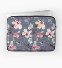 Schmetterlinge und Hibiskus-Blumen - ein gemaltes Muster Laptoptasche