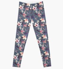 Schmetterlinge und Hibiskus-Blumen - ein gemaltes Muster Leggings