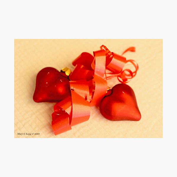 Artikelvorschau, Two red satin glass hearts with red ribbon on a white cotton mat entworfen und verkauft von pogomcl.