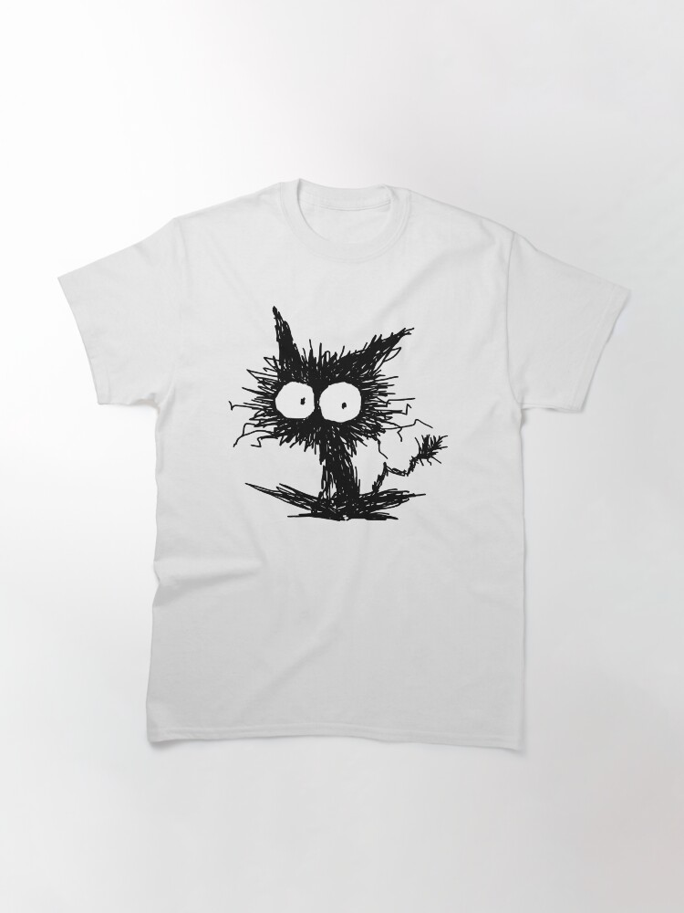 Aperçu 3 sur 7. T-shirt classique avec l'œuvre Chaton noir négligé GabiGabi créée et vendue par nekomeandon.