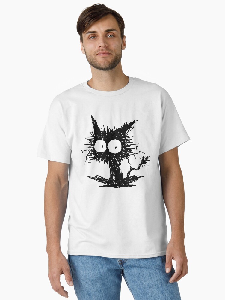 Aperçu 1 sur 7. T-shirt classique avec l'œuvre Chaton noir négligé GabiGabi créée et vendue par nekomeandon.