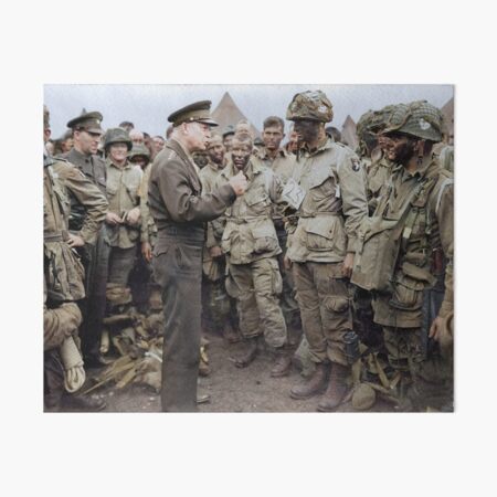 Artikel-Vorschau von General Dwight D. Eisenhower spricht vor dem D-Day zu amerikanischen Fallschirmjägern., designt und verkauft von Marina Amaral.