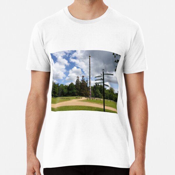 Totem pole vs direction pole at valley gardens Premium T-Shirt