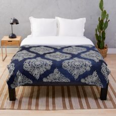 Creme marokkanisches Blumenmuster auf tiefe Indigo-Tinte Fleecedecke