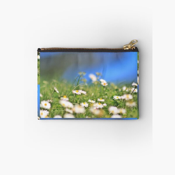 Artikelvorschau, Wilde Gänseblümchen und ein blauer Himmel auf einer Makrolinse entworfen und verkauft von LemonsandInk.