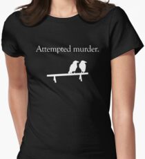 Versuchter Mord (weißes Design) Tailliertes T-Shirt