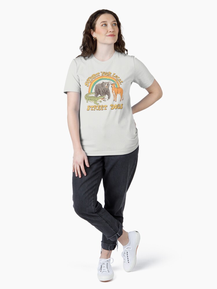 Imagen 4 de 7, Camiseta esencial con la obra Perros callejeros, diseñada y vendida por wytrab8.
