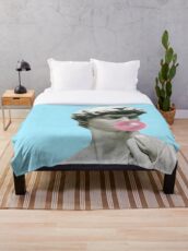 Bad bitches wanna be my bae Throw Blanket