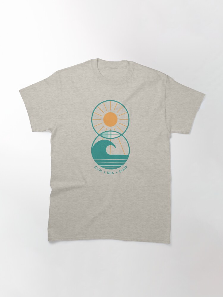 Aperçu 3 sur 7. T-shirt classique avec l'œuvre Sun Sea and Surf créée et vendue par thepapercrane.