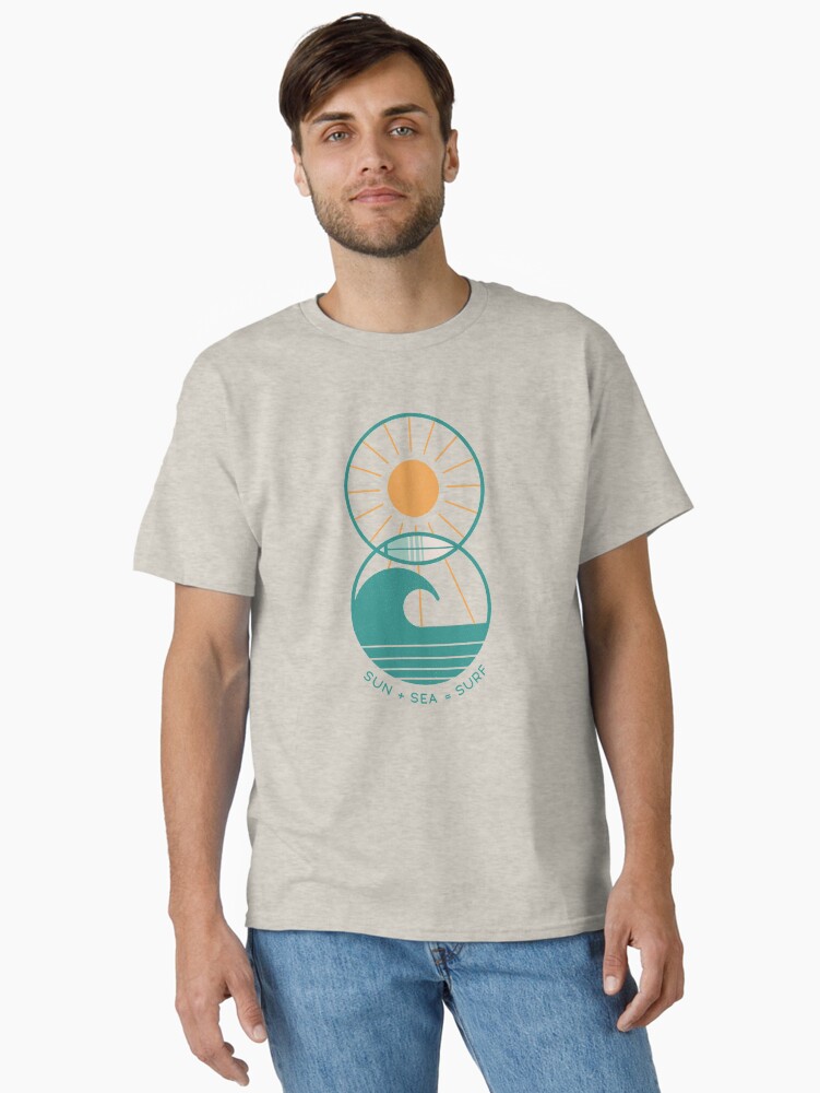 Aperçu 2 sur 7. T-shirt classique avec l'œuvre Sun Sea and Surf créée et vendue par thepapercrane.