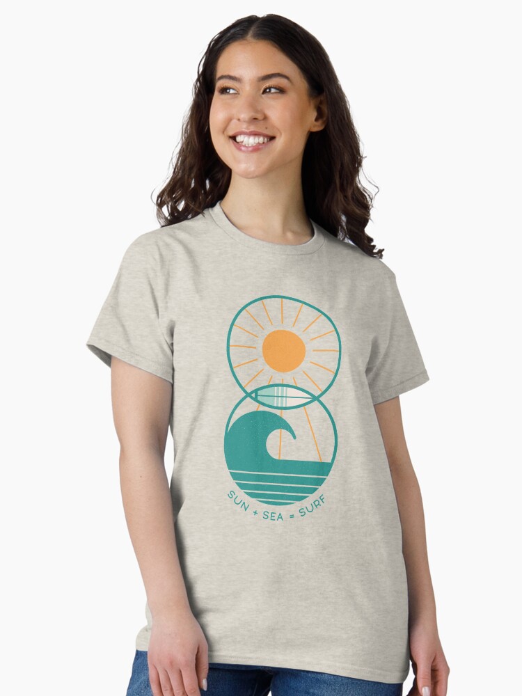 Aperçu 1 sur 7. T-shirt classique avec l'œuvre Sun Sea and Surf créée et vendue par thepapercrane.