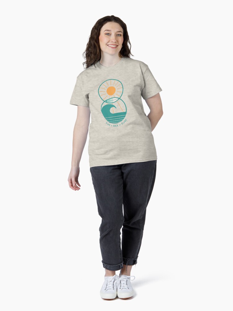 Aperçu 4 sur 7. T-shirt classique avec l'œuvre Sun Sea and Surf créée et vendue par thepapercrane.