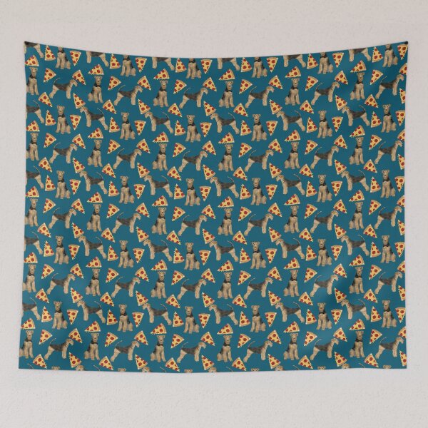 Artikelvorschau, Airedales und Pizza, Airedale-Terrier-Muster, Airedale-Terrier-Pizza, Aiedale-Terrier-Design, Airedale-Bettwäsche, Airedale-Muster, Airedale-Hund, Airedale-Becher, Airedale-Liebhaber entworfen und verkauft von PetFriendly.