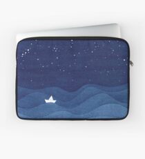 blaue Ozeanwellen, Segelbootozean spielt die Hauptrolle Laptoptasche