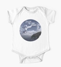 Body de manga corta para bebé Camisa con alas de unicornio, cree en tus sueños