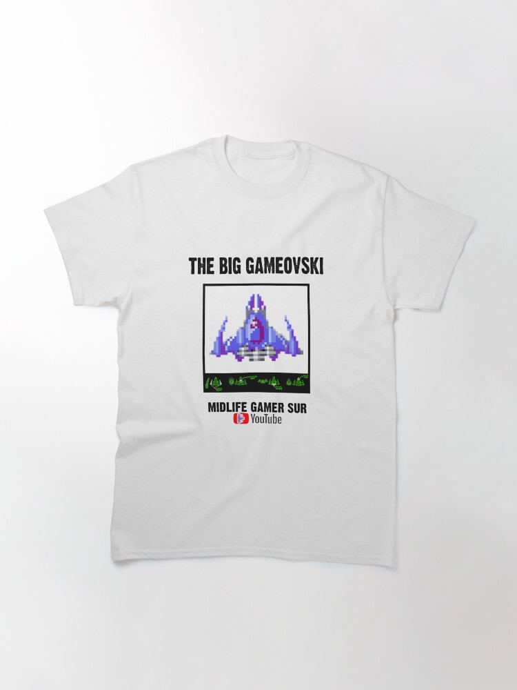 Aperçu 3 sur 7. T-shirt classique avec l'œuvre The Big Gameovski Shmup créée et vendue par Kyesos.