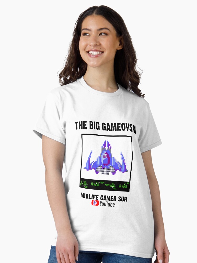 Aperçu 1 sur 7. T-shirt classique avec l'œuvre The Big Gameovski Shmup créée et vendue par Kyesos.