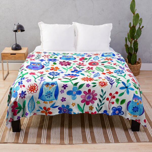 Vista previa del artículo con la obra «Pequeños búhos y flores sobre fondo blanco», diseñado y vendido por micklyn.