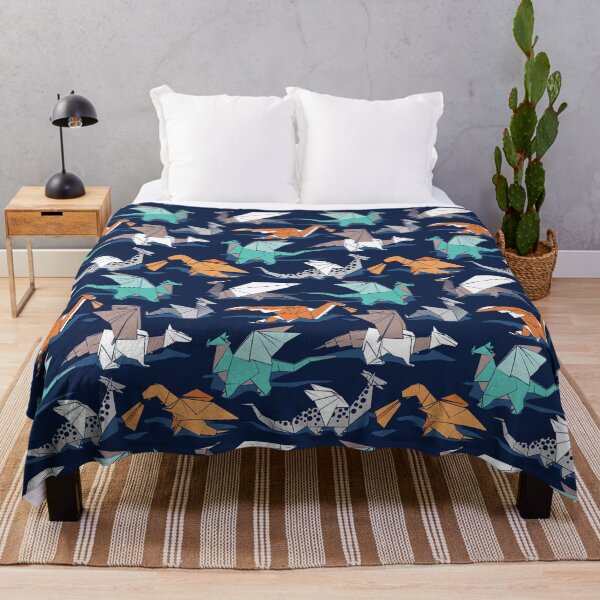 Vista previa del artículo con la obra «Amigos dragones de origami // fondo azul marino oxford», diseñado y vendido por SelmaCardoso.