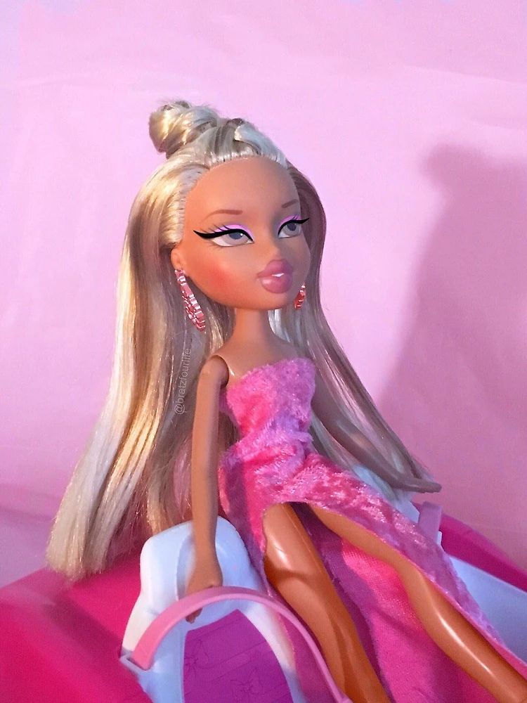 YASMIN FASHION SHOW BRATZ DOLL With original outfit $22.00