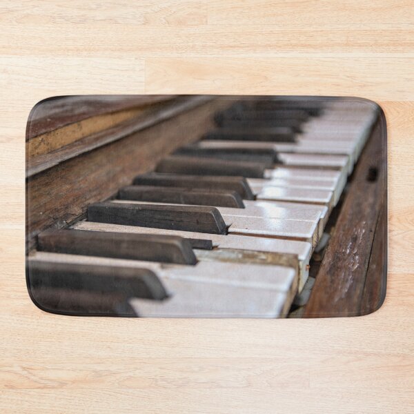Artikelvorschau, Dirty cracked keys of the old piano close-up. Retro entworfen und verkauft von EG Creativity Art.