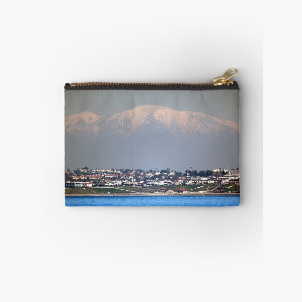 Item preview, Había una atmósfera atmosférica muy inusual, incluso que hacía que pareciera que las montañas ahora coronadas parecen muy cercanas. Nunca he visto algo así desde que tomé esta foto.
Playa Redondo designed and sold by Michael Moss Photography.