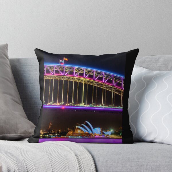 Artikelvorschau,  2015.

Das Opernhaus und die Harbour Bridge wurden beide für Vivid Sydney 2014 beleuchtet entworfen und verkauft von Erik Schlogl.