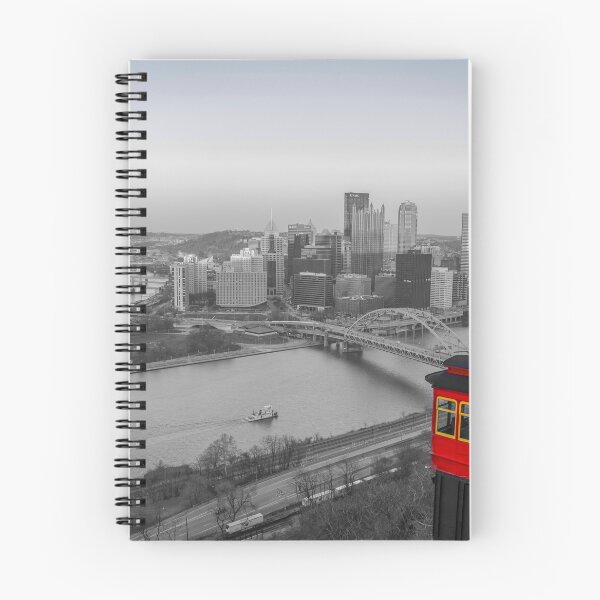 Artikelvorschau, Pittsburgh Skyline - Mt Washington - selektive Färbung - Duquesne Incline - Trolley Car - Black & White - moderne Wandkunst - Pittsburgh Geschenke entworfen und verkauft von Luke Mawhinney.