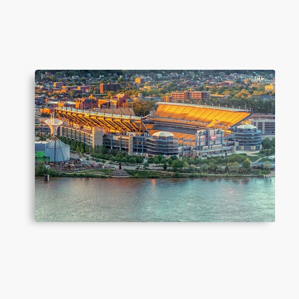 Aperçu de l'œuvre Heinz Field - Steelers de Pittsburgh - NFL - Pittsburgh PA - Horizon - Paysage - Arènes de Pittsburgh - Photos de Pittsburgh - Cadeaux de Pittsburgh créée et vendue par Luke Mawhinney.
