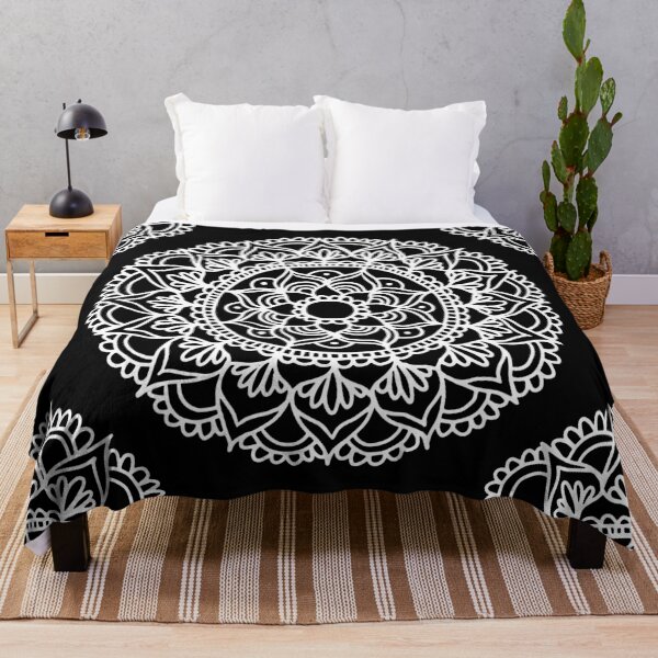 Artikelvorschau, Schwarz-Weiß-Mandala entworfen und verkauft von Julie Erin Designs.