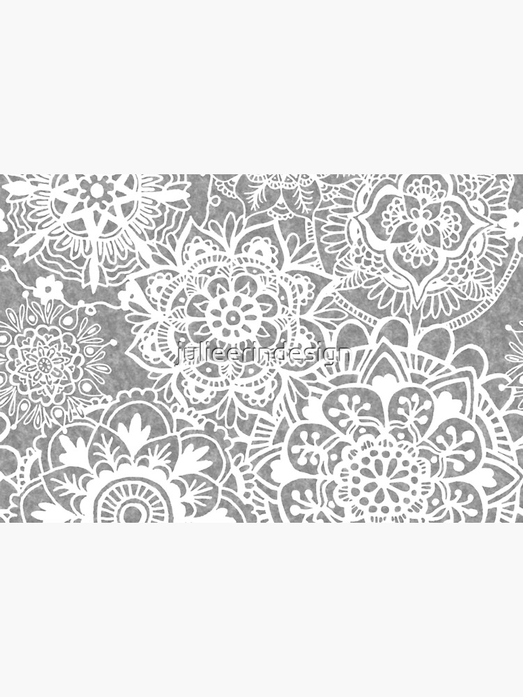 Weiches graues Mandala-Muster von julieerindesign
