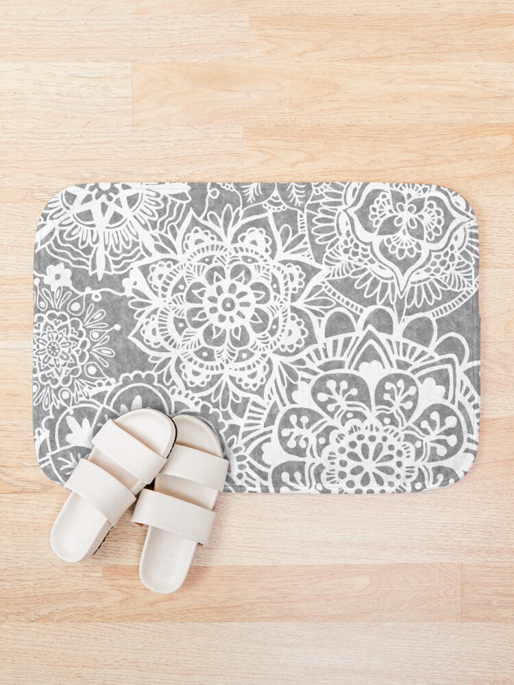 Alternative Ansicht von Weiches graues Mandala-Muster Badematte
