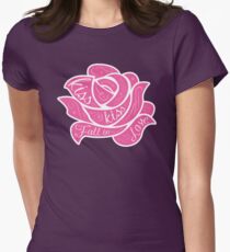 Kiss Kiss Fall in Love Tailliertes T-Shirt für Frauen