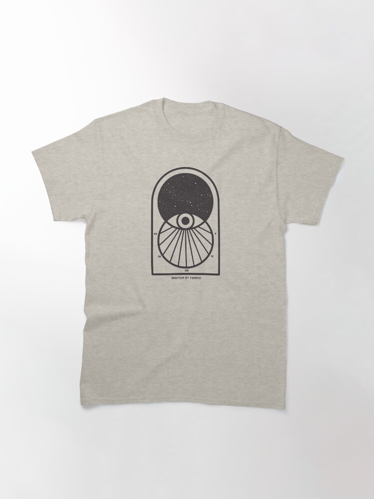 Aperçu 3 sur 7. T-shirt classique avec l'œuvre L'espace et le temps créée et vendue par thepapercrane.