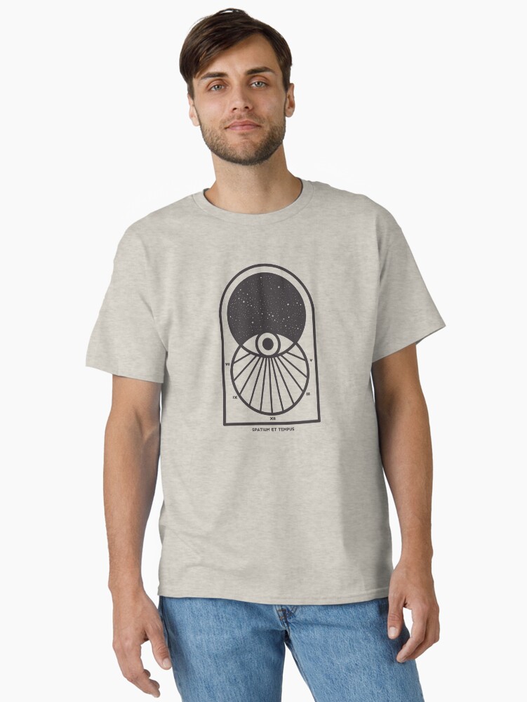Aperçu 2 sur 7. T-shirt classique avec l'œuvre L'espace et le temps créée et vendue par thepapercrane.