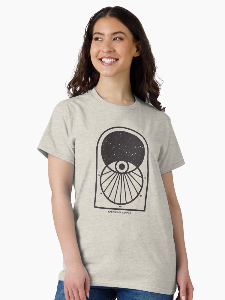 Aperçu 1 sur 7. T-shirt classique avec l'œuvre L'espace et le temps créée et vendue par thepapercrane.