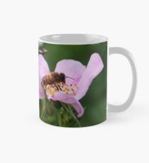 Abeilles, épines et roses sauvages Mug classique