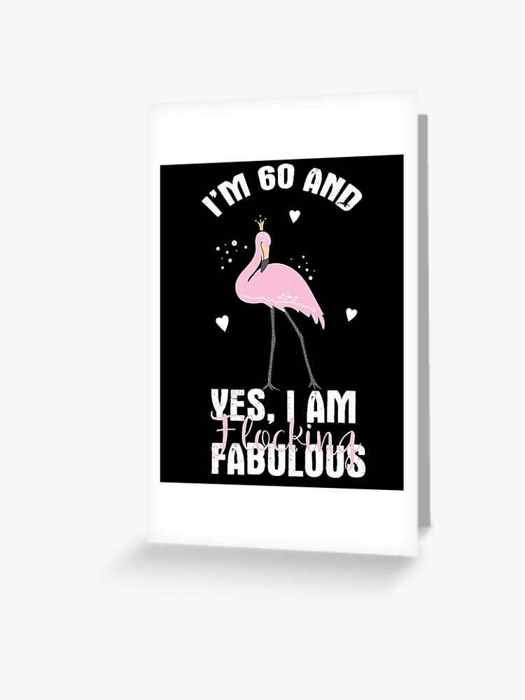 Carte De Vœux J Ai 60 Ans Et Je M Assemble Fabuleusement Image Illustration D Une Dessin Anime Mignon Flamingo Citation Drole Pour Un Anniversaire Par Bullquacky Redbubble