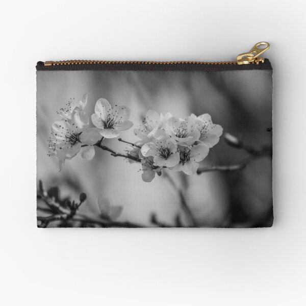 004 - Black & white Zipper Pouch
