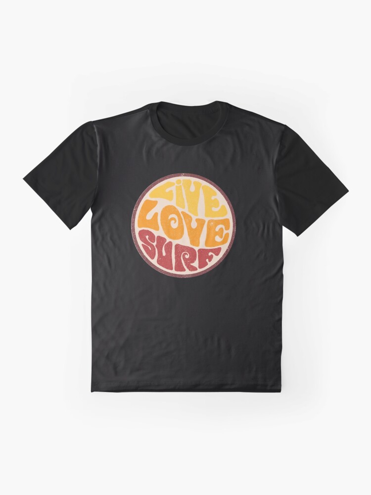Aperçu 4 sur 5. T-shirt graphique avec l'œuvre Live Love Surf créée et vendue par crosstheline.