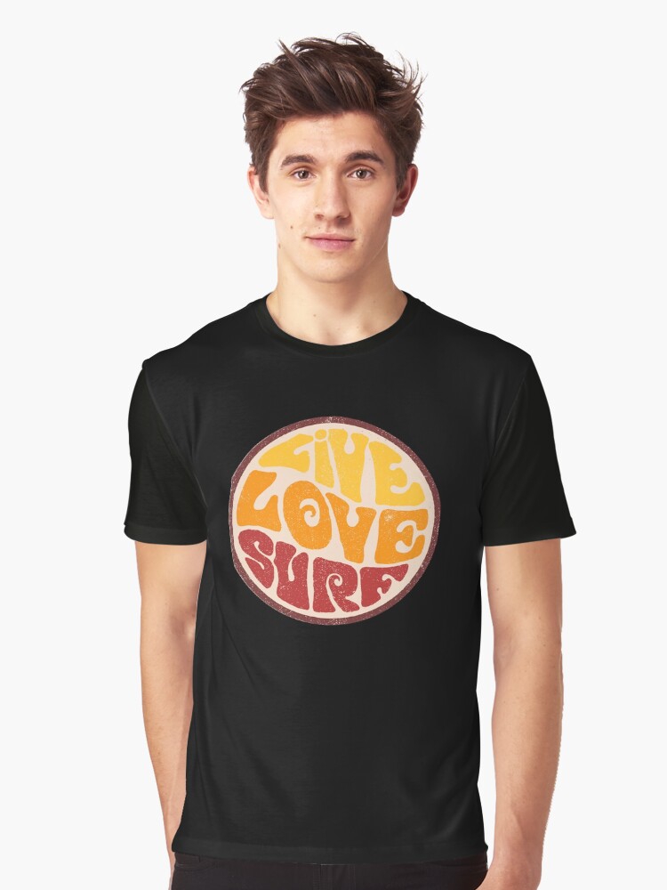 Aperçu 1 sur 5. T-shirt graphique avec l'œuvre Live Love Surf créée et vendue par crosstheline.