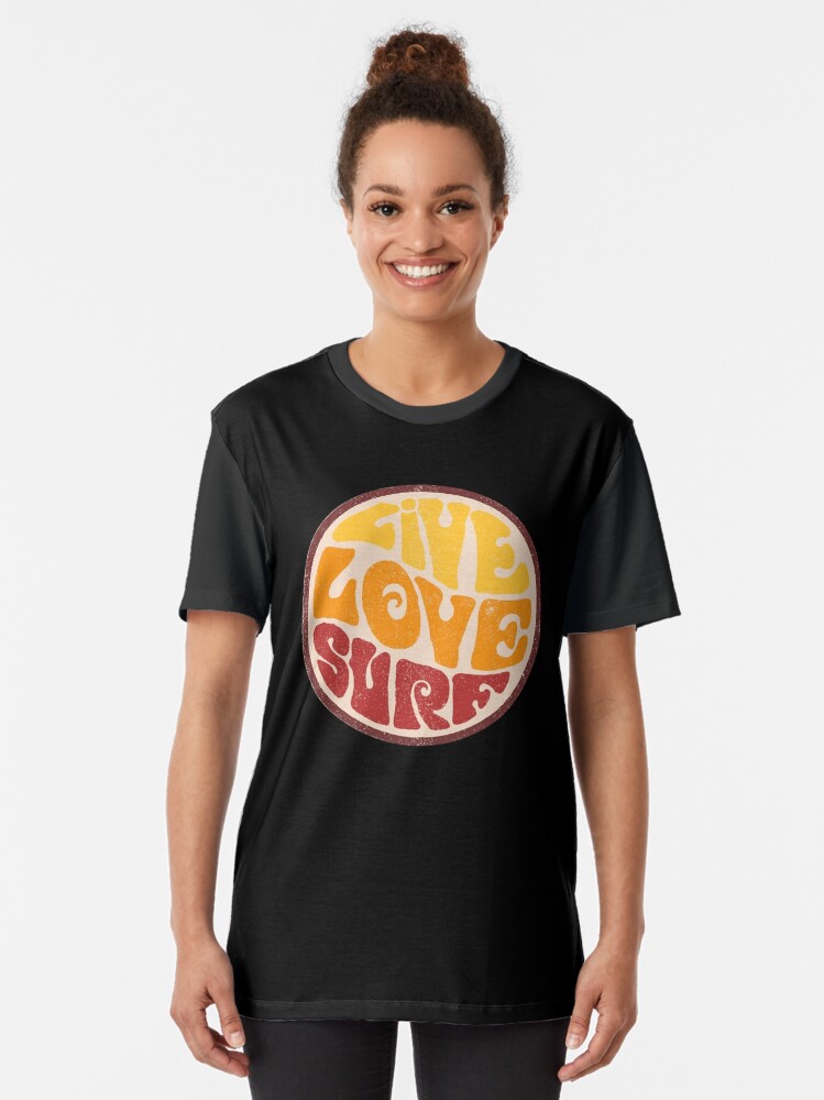 Aperçu 2 sur 5. T-shirt graphique avec l'œuvre Live Love Surf créée et vendue par crosstheline.