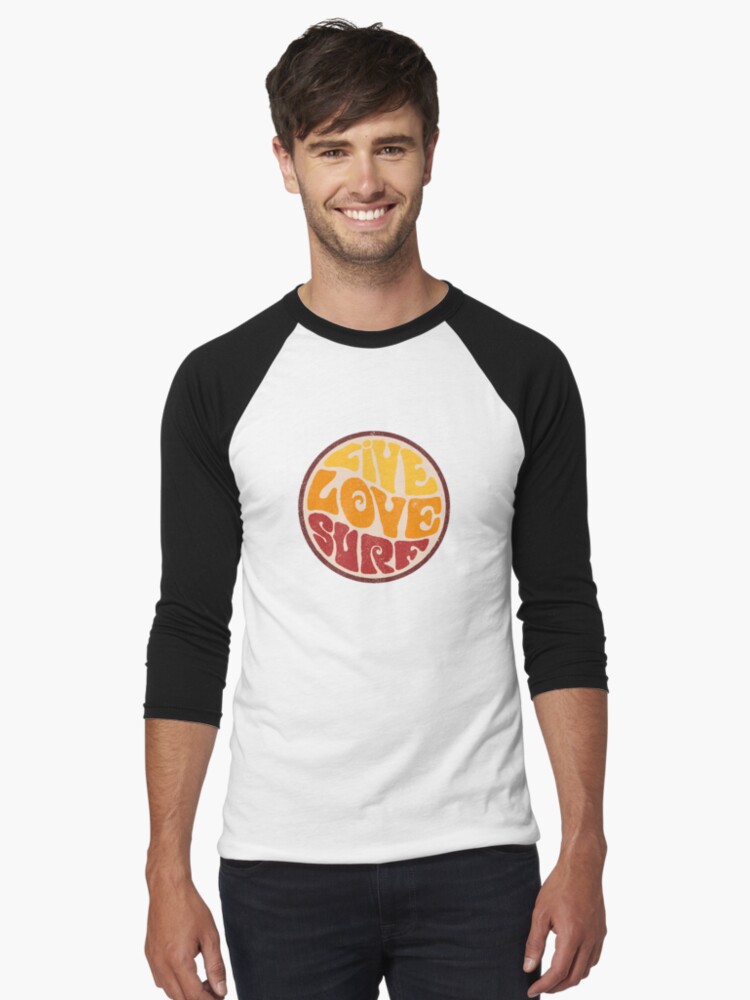 Aperçu 1 sur 3. T-shirt baseball manches ¾ avec l'œuvre Live Love Surf créée et vendue par crosstheline.