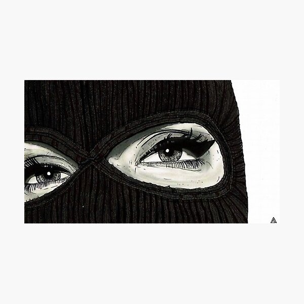 Belle Fille En Noir Balaclava. Masque Tendance Sur Jolie Femme