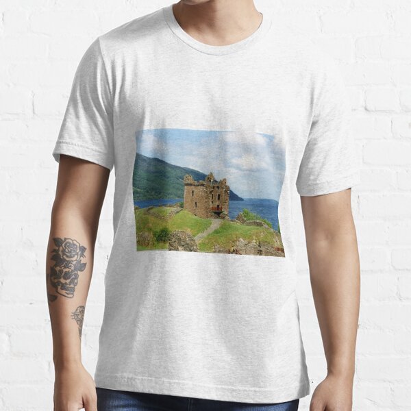 Urquhart Castle , Scotland Essential T-Shirt