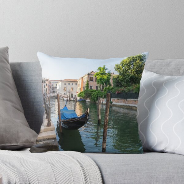 Artikelvorschau, Grüner venetianischer Sommer - Rio de San Lorenzo Canal in Sestiere di Castello Venedig Italien entworfen und verkauft von Georgia Mizuleva.
