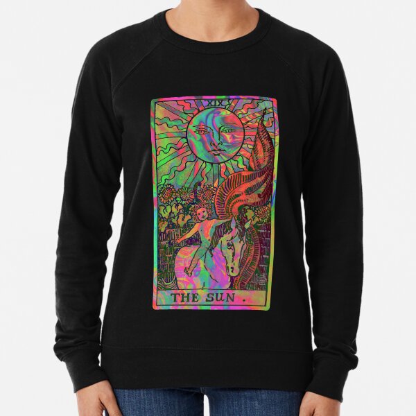 Representación de alta resolución del estilo tradicional Rider-Waite.
La carta de Sun Tarot irradia optimismo y positividad. Un gran Sudadera ligera
